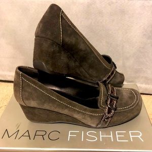 Brown suede wedge shoe